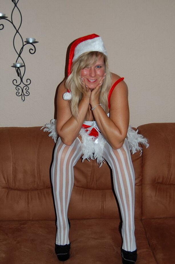 20P La envejecida rubia amateur Sweet Susi se expone en medias de rejilla en Navidad