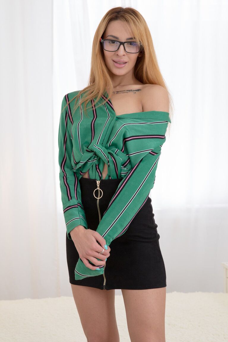 15P La chica de piernas largas Lina Montana se quita las gafas mientras seduce a su hombre con falda