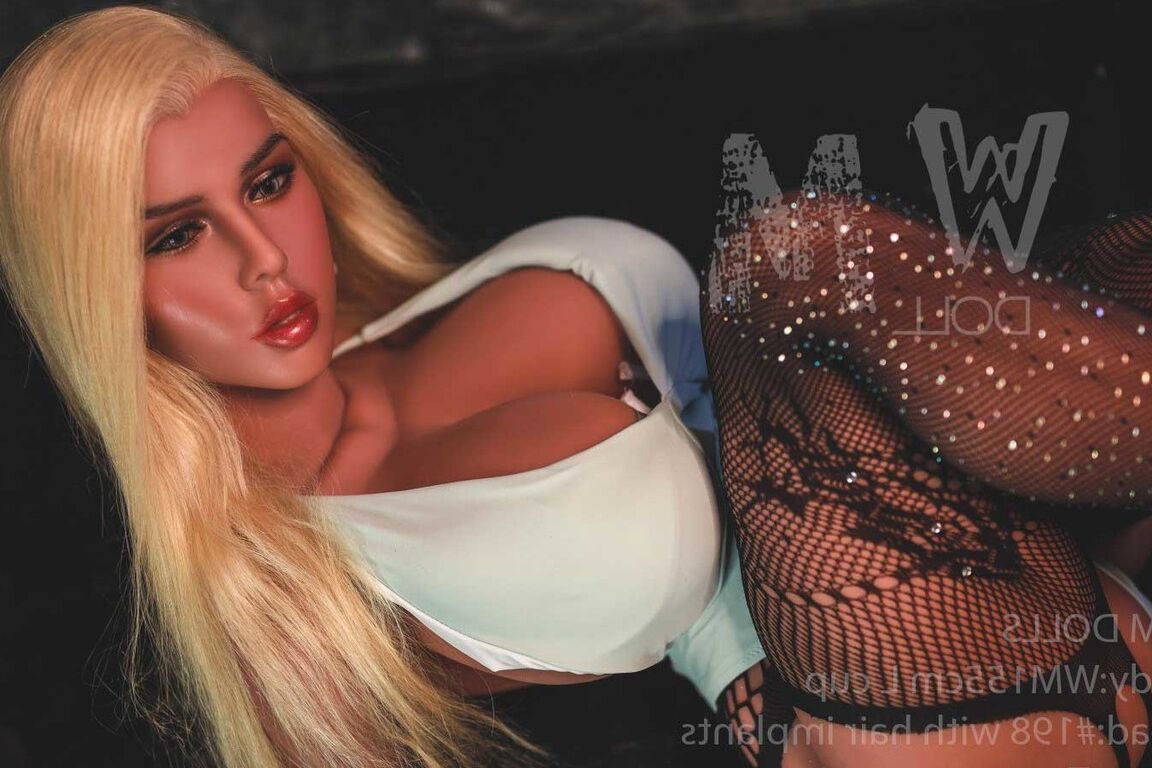 21P Muñeca sexual con cola de caballo con curvas muestra su gran culo