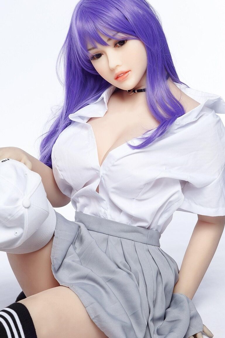 15P Hikari, boneca sexual de cabelo roxo, posa com saia de colegial