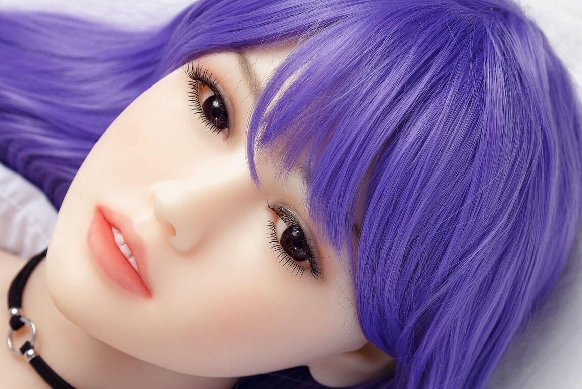 15P Hikari, boneca sexual de cabelo roxo, posa com saia de colegial