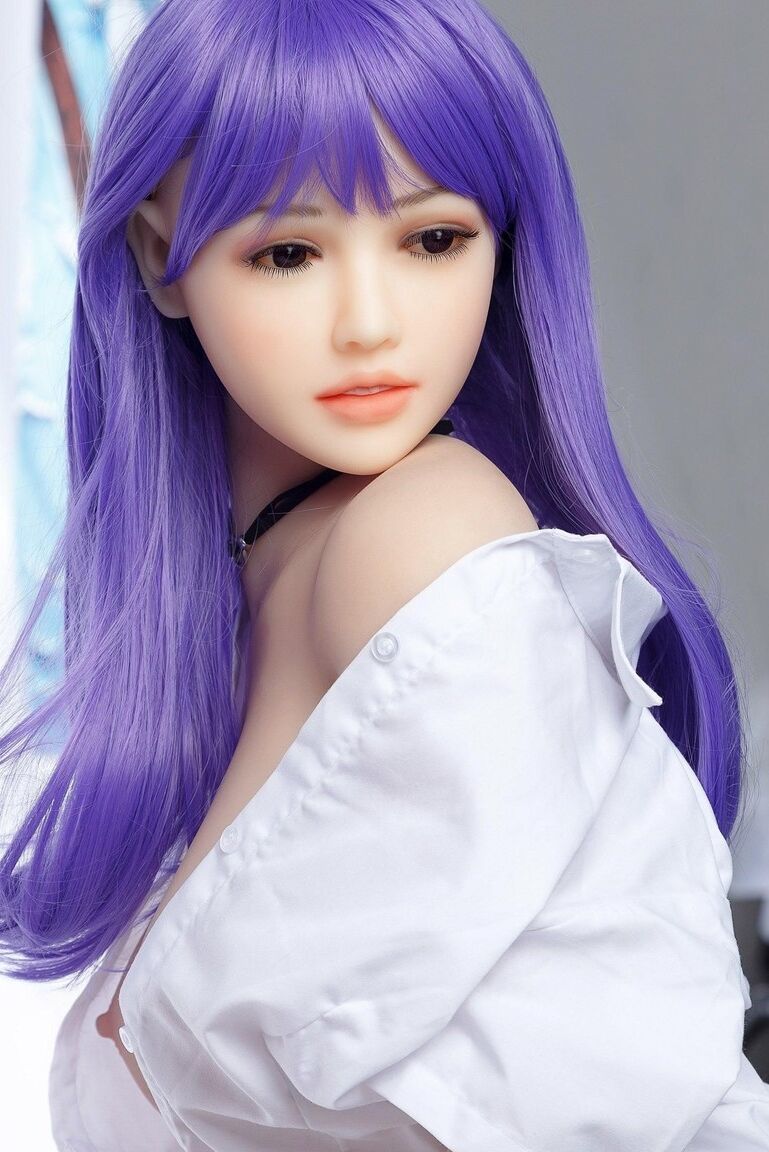 15P Hikari, boneca sexual de cabelo roxo, posa com saia de colegial