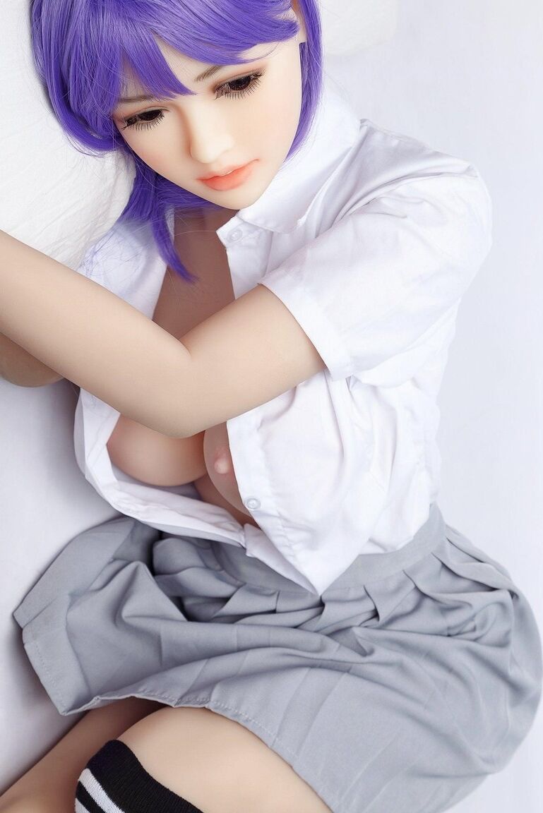 15P Hikari, boneca sexual de cabelo roxo, posa com saia de colegial