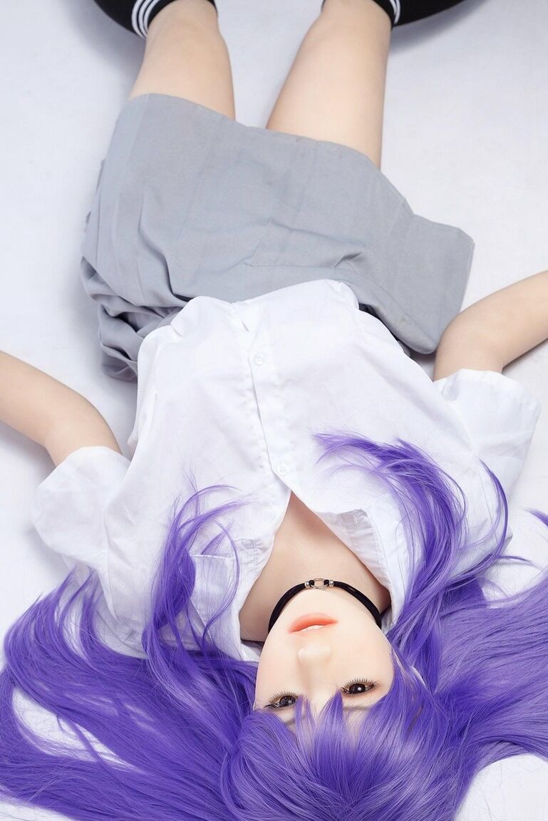 15P Hikari, boneca sexual de cabelo roxo, posa com saia de colegial