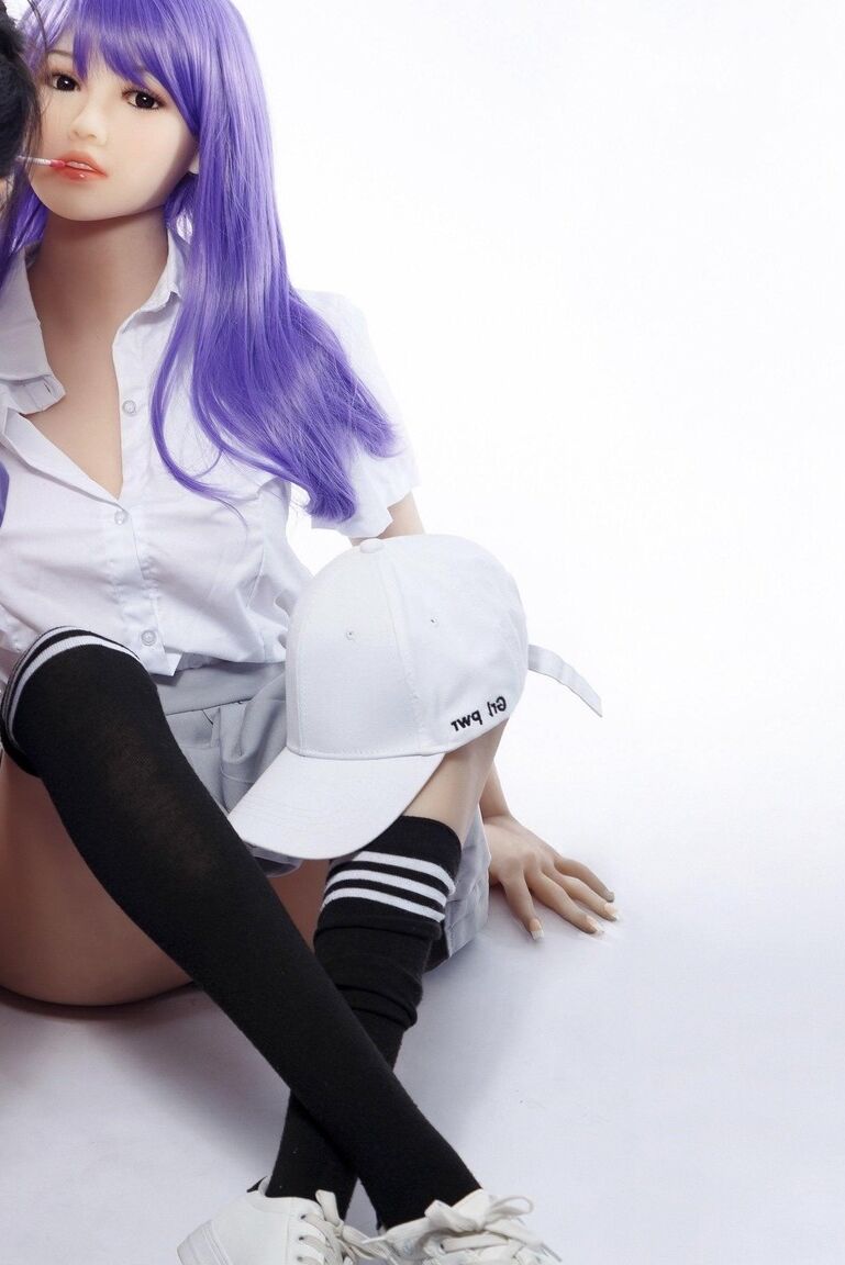 15P Hikari, boneca sexual de cabelo roxo, posa com saia de colegial