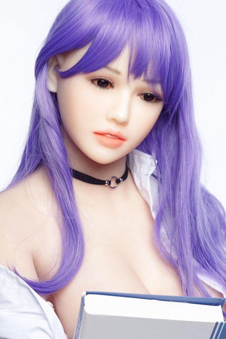 15P Hikari, boneca sexual de cabelo roxo, posa com saia de colegial