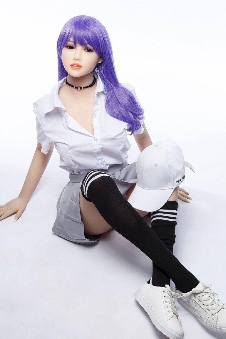 15P Hikari, boneca sexual de cabelo roxo, posa com saia de colegial