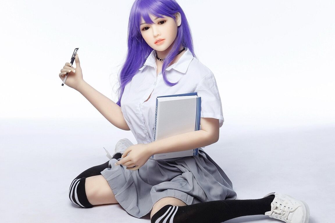 15P Hikari, boneca sexual de cabelo roxo, posa com saia de colegial