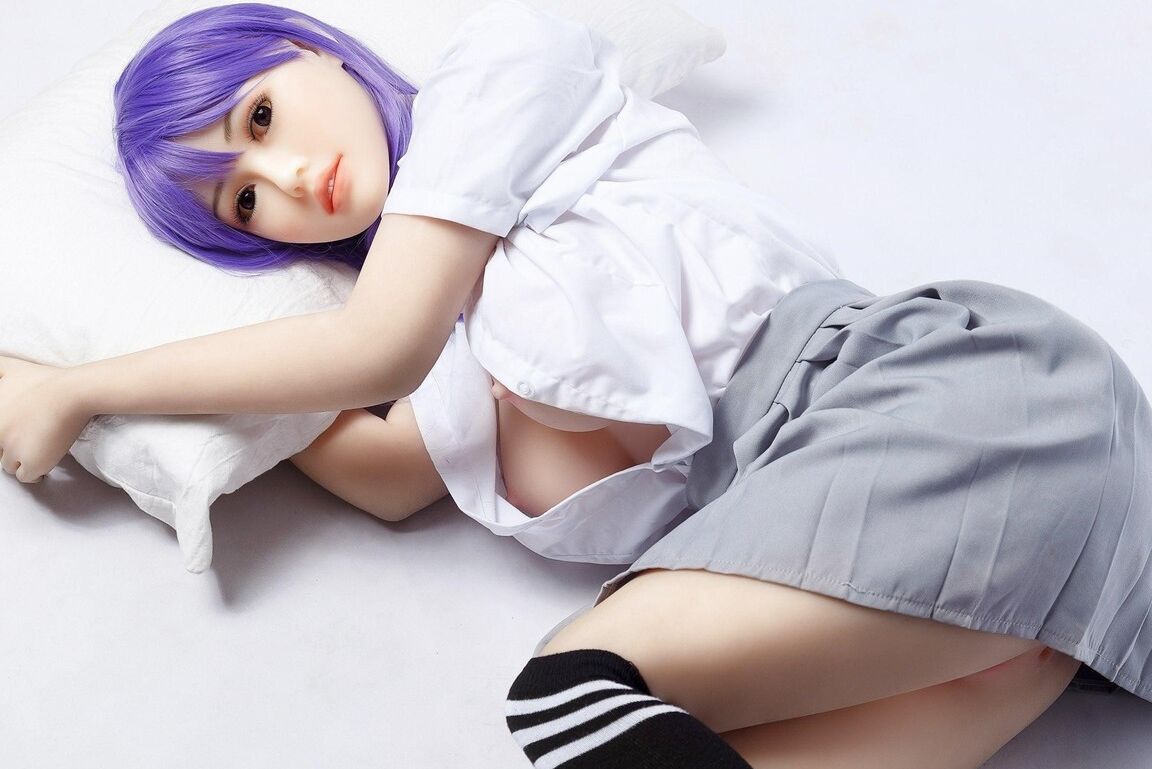 15P Hikari, boneca sexual de cabelo roxo, posa com saia de colegial