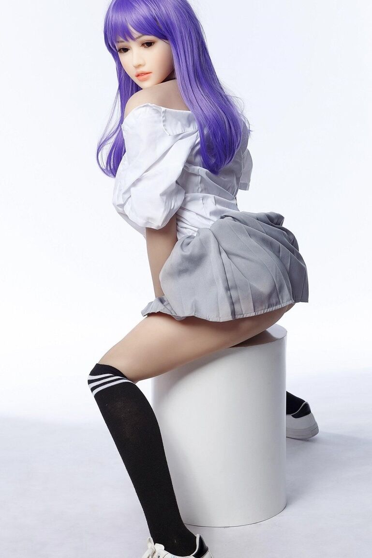 15P Hikari, boneca sexual de cabelo roxo, posa com saia de colegial