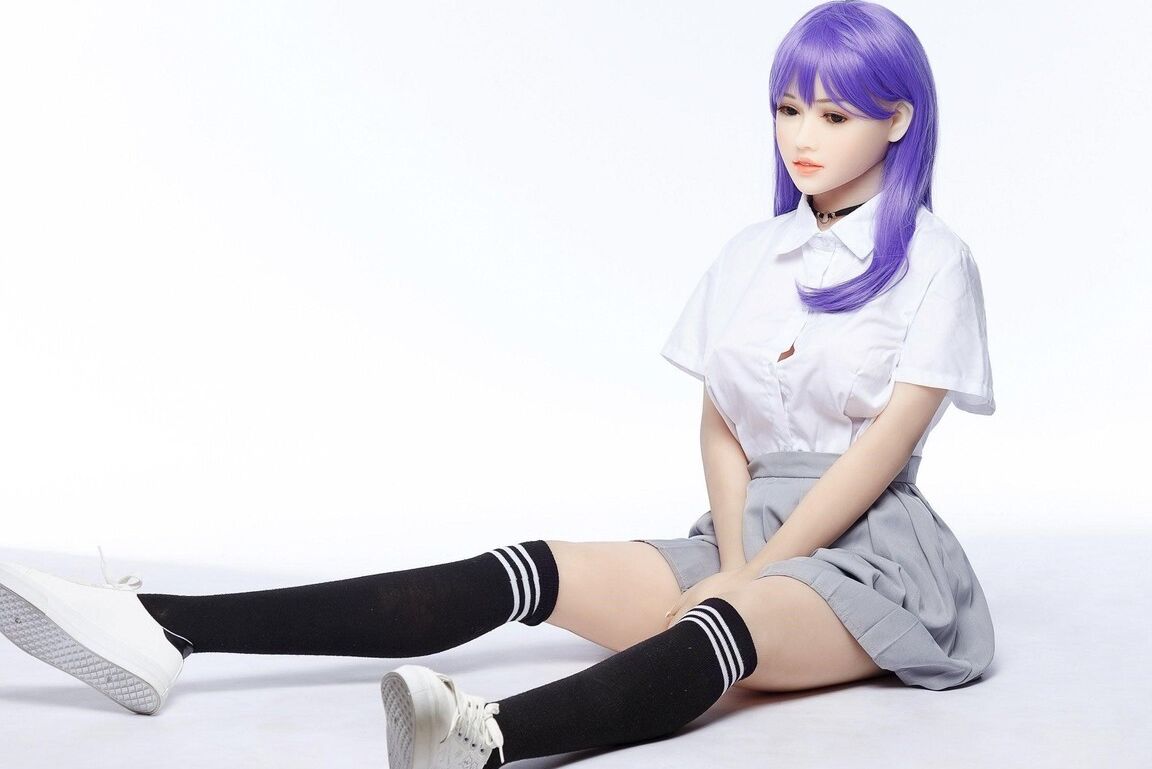 15P Hikari, boneca sexual de cabelo roxo, posa com saia de colegial