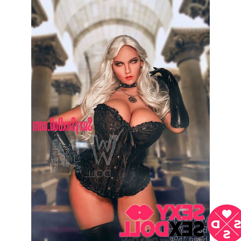 Boneca sexual 21P Silicone X Women Storm expõe seus enormes juggs e curvas quentes