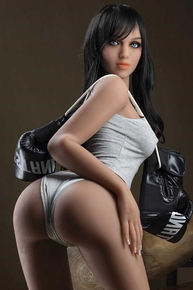 Die langbeinige erotische Sexpuppe 10P posierte verführerisch in ihrer sexy Sportkleidung und nackt
