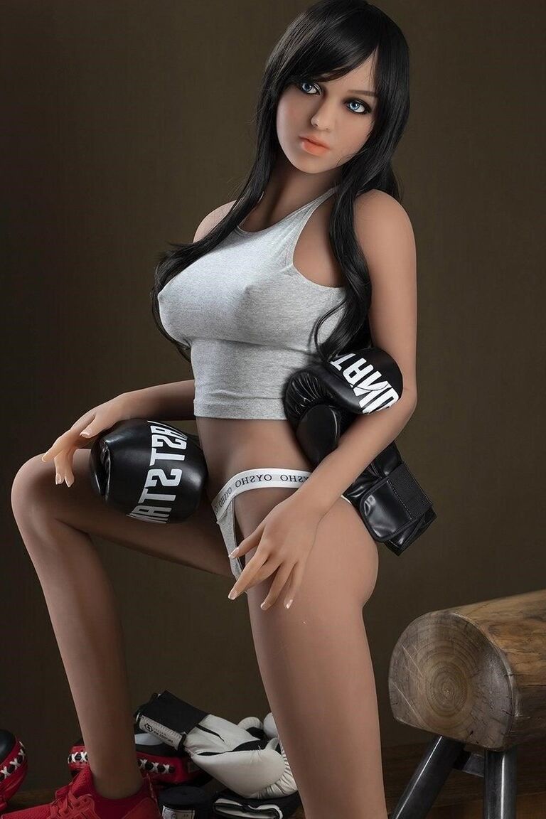 Die langbeinige erotische Sexpuppe 10P posierte verführerisch in ihrer sexy Sportkleidung und nackt