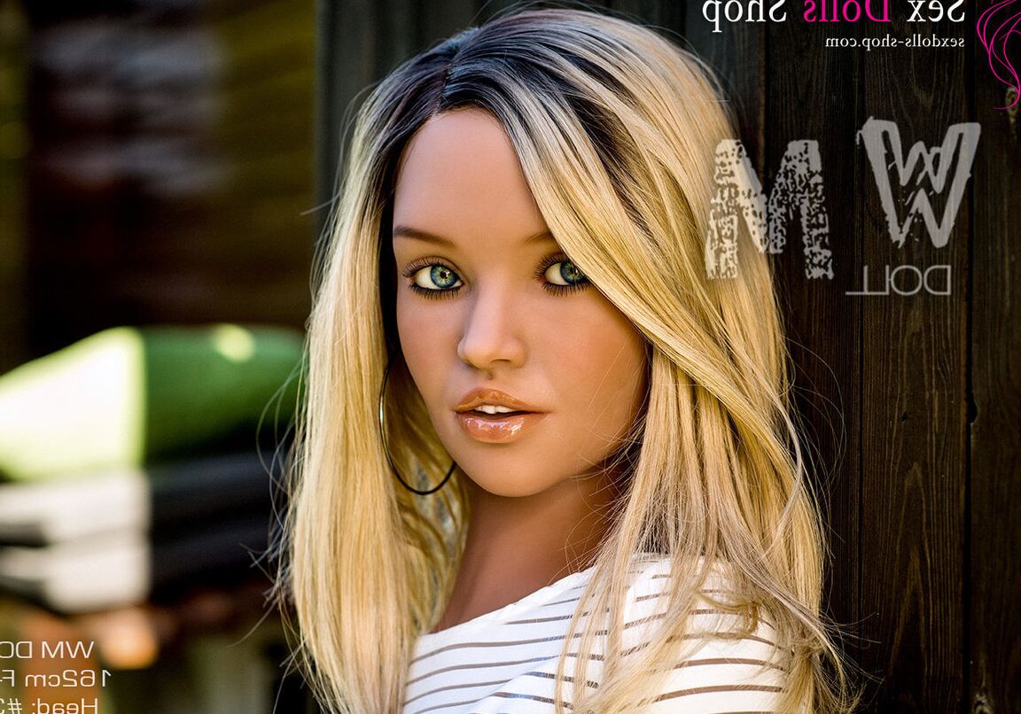 21P Linda boneca sexual Marilyn posa nua e com roupas provocantes ao ar livre