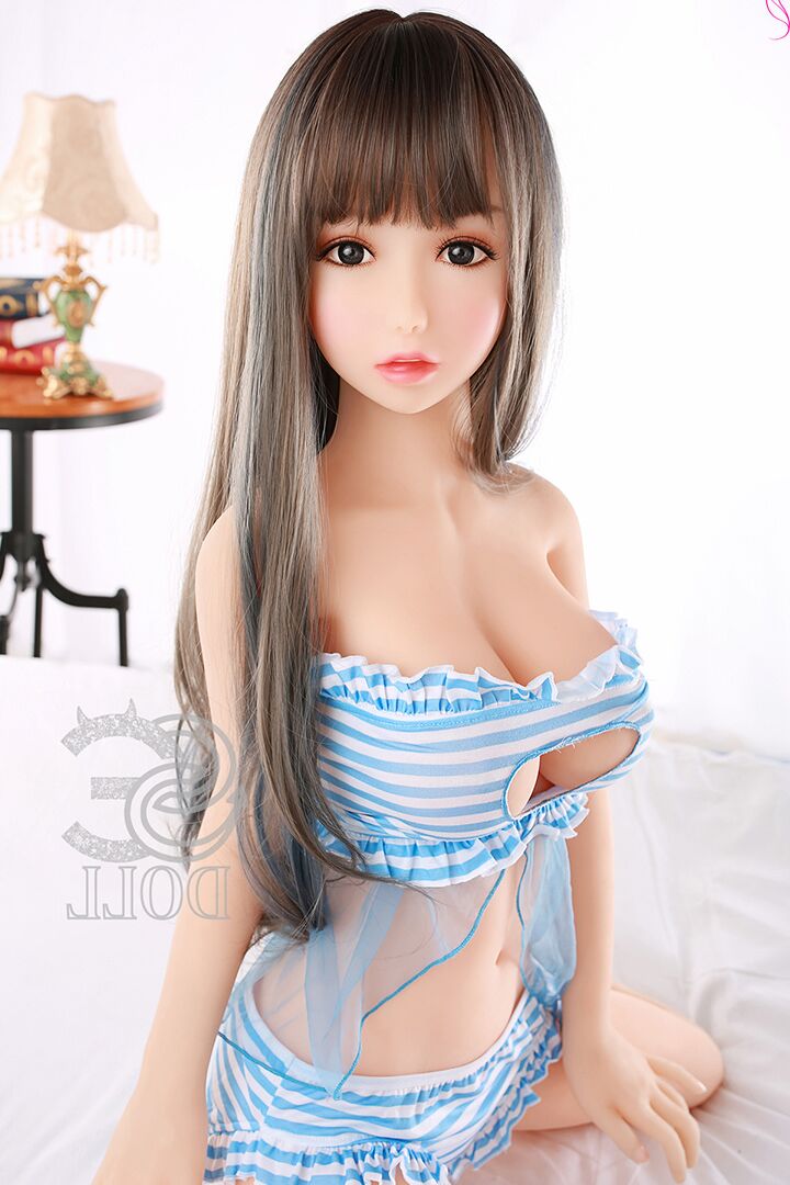 21P Adorável pequena boneca sexual Josie revelando sua fodível buceta peluda e peitos grandes