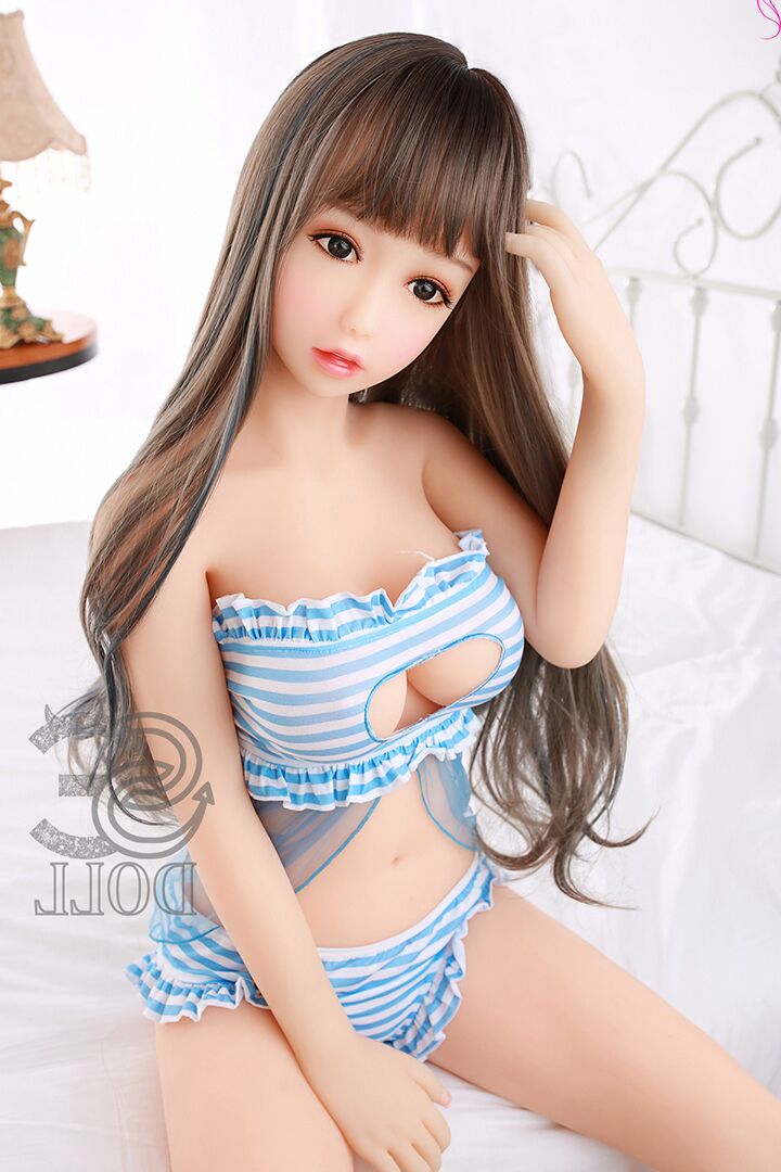 21P Adorável pequena boneca sexual Josie revelando sua fodível buceta peluda e peitos grandes