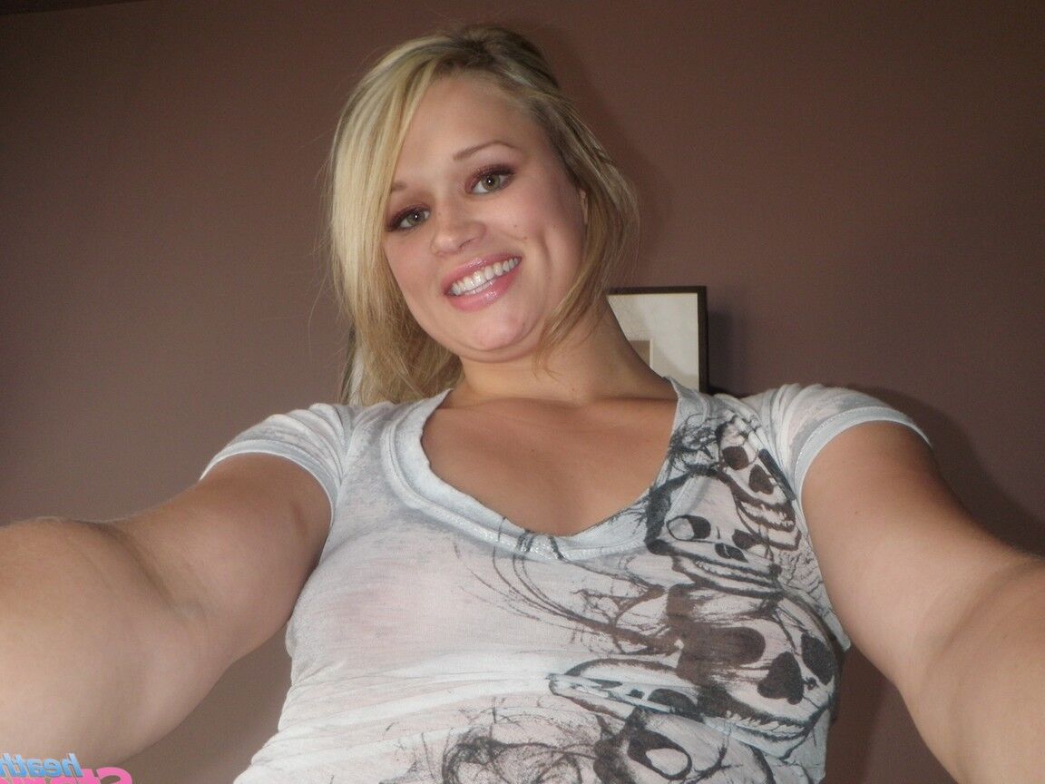 21P A querida de cabelos dourados Heather Starlet lambe seus seios naturais e brinca sozinha