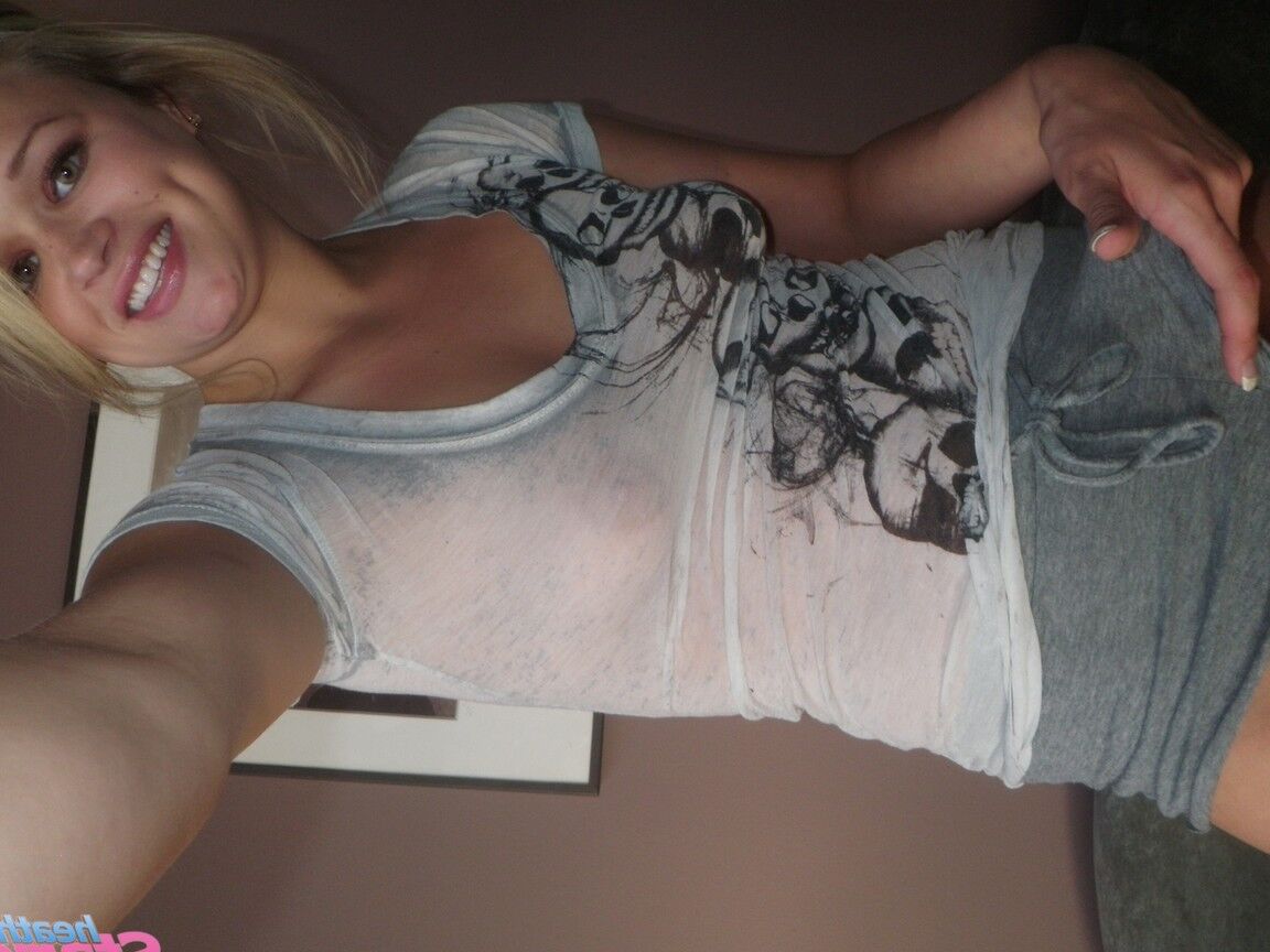 21P A querida de cabelos dourados Heather Starlet lambe seus seios naturais e brinca sozinha