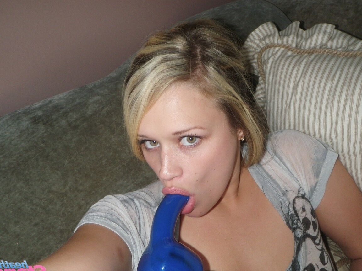 21P A querida de cabelos dourados Heather Starlet lambe seus seios naturais e brinca sozinha