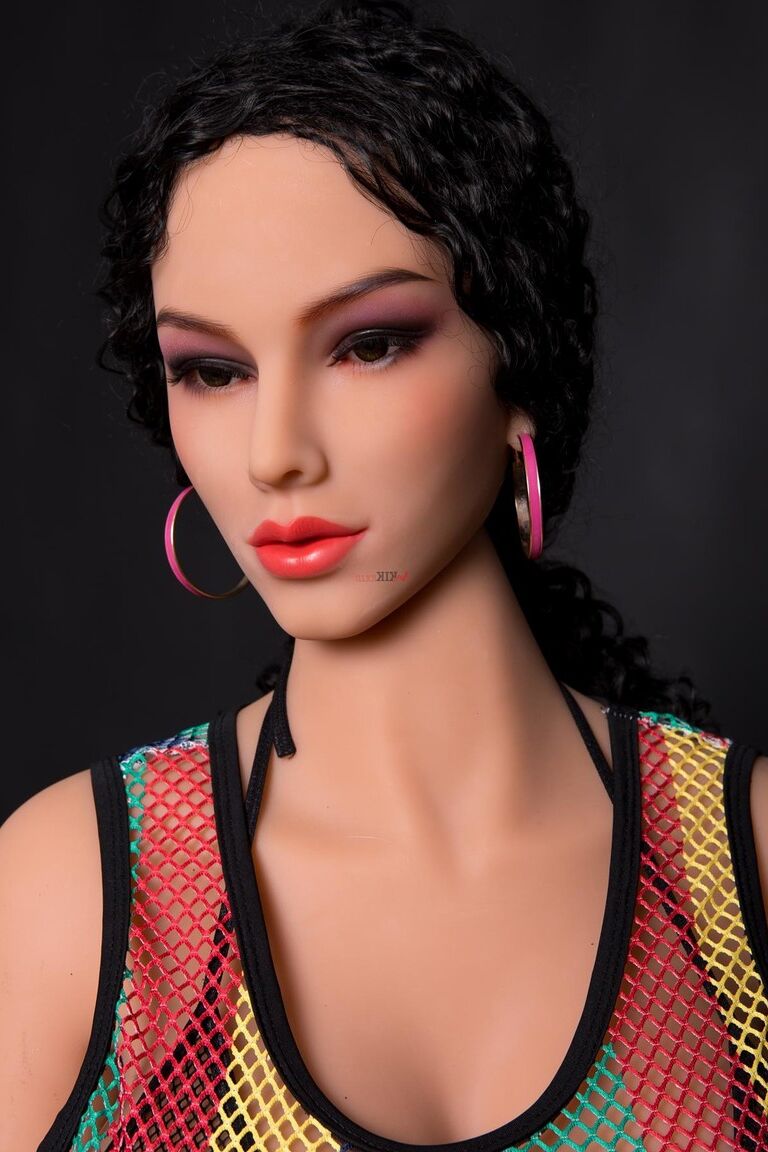 18P Schwarzhaarige Sexpuppe Adeline posiert in einem provokanten Outfit