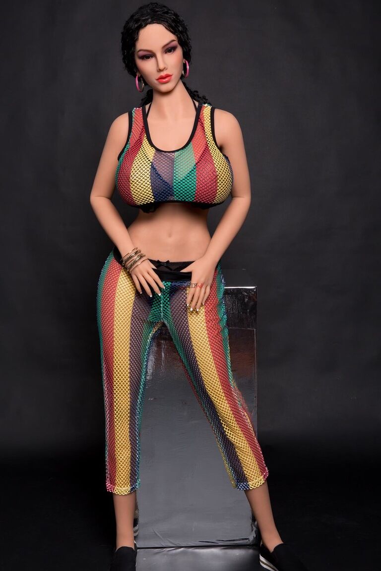 18P Schwarzhaarige Sexpuppe Adeline posiert in einem provokanten Outfit