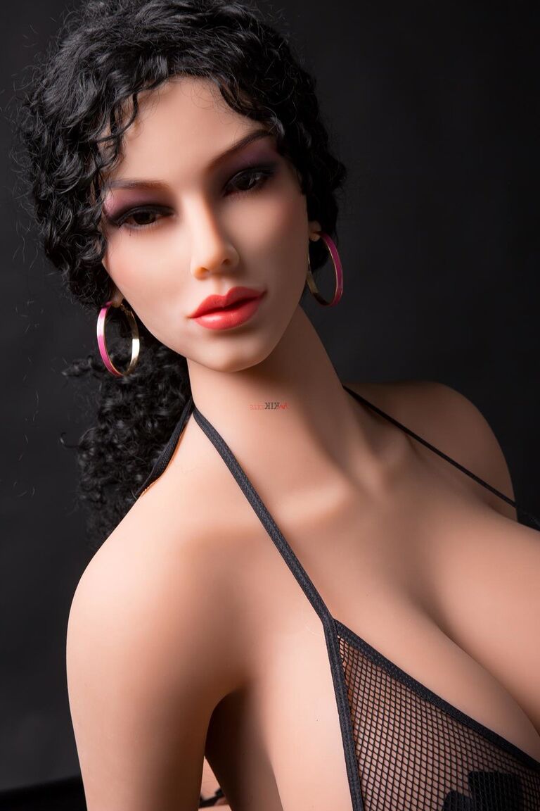 18P Schwarzhaarige Sexpuppe Adeline posiert in einem provokanten Outfit
