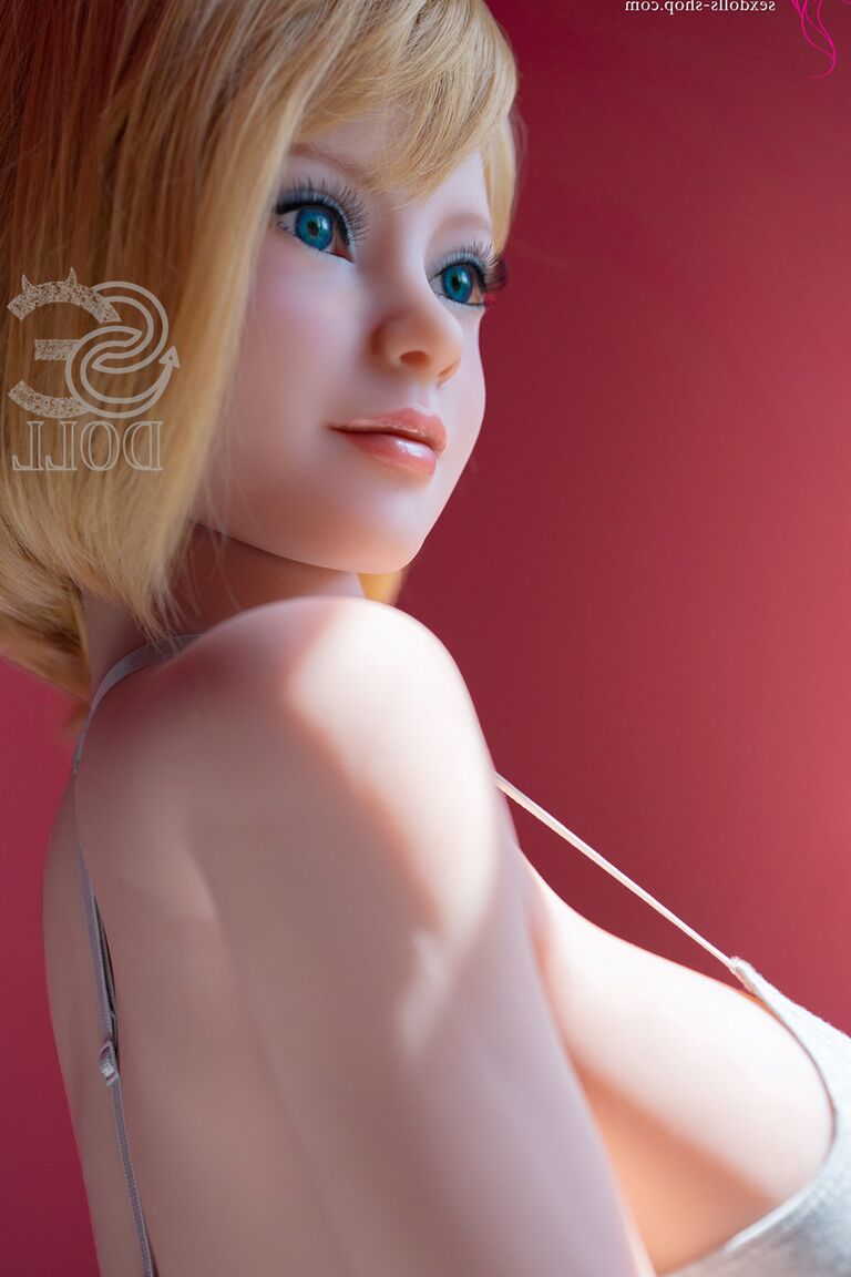 21P Linda boneca sexual pequena mostra seus seios grandes enquanto está deitada no tapete