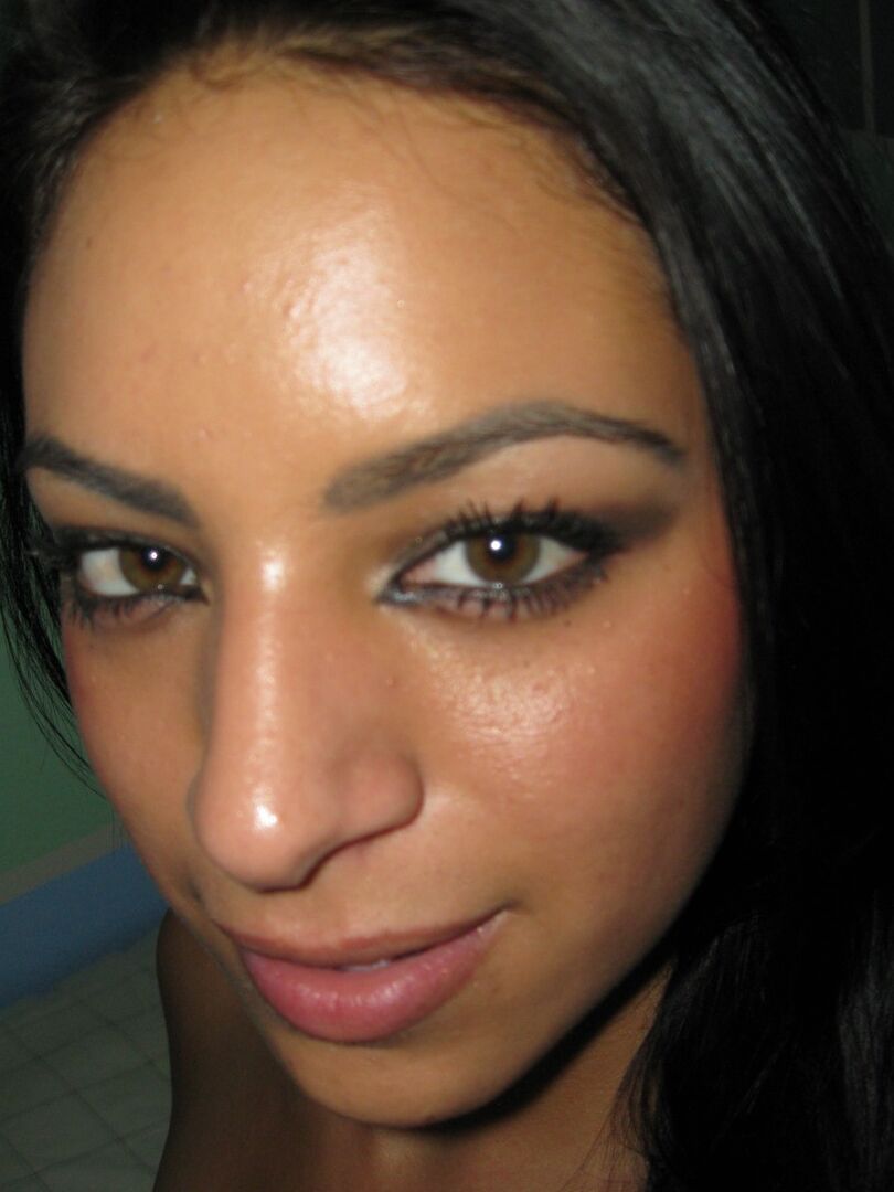 16P A morena excitada Kelly tira uma foto em close de seus mamilos duros