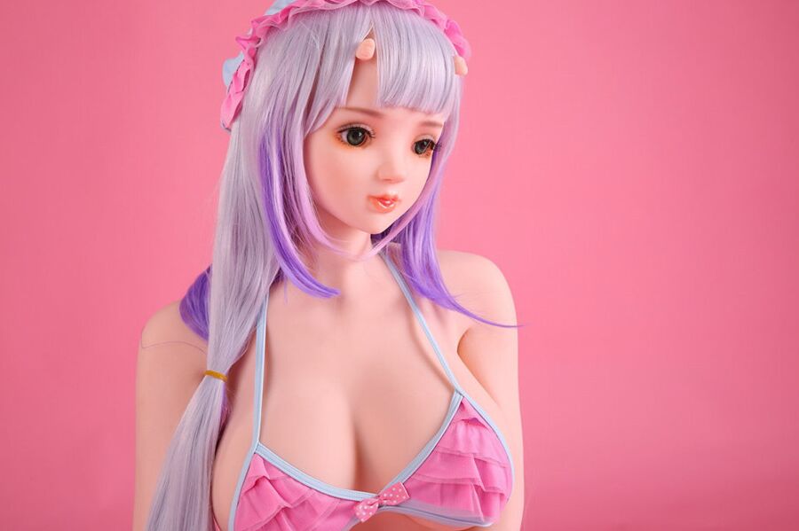 18P Lilahaarige Sexpuppe Sapphire posiert in süßen Dessous auf einer Decke
