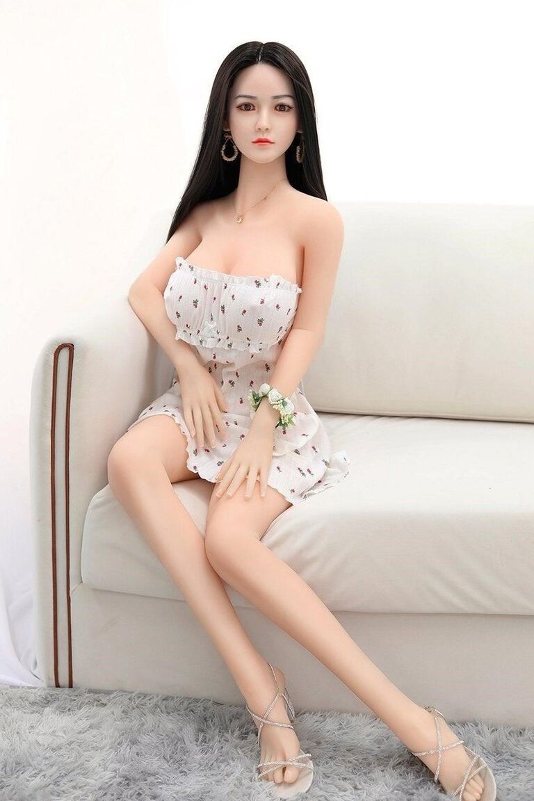 21P La muñeca sexual virgen de cabello oscuro Kalani muestra sus pechos monstruosos en poses sexys