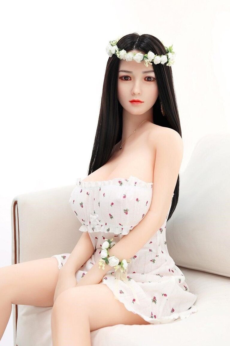 21P La muñeca sexual virgen de cabello oscuro Kalani muestra sus pechos monstruosos en poses sexys