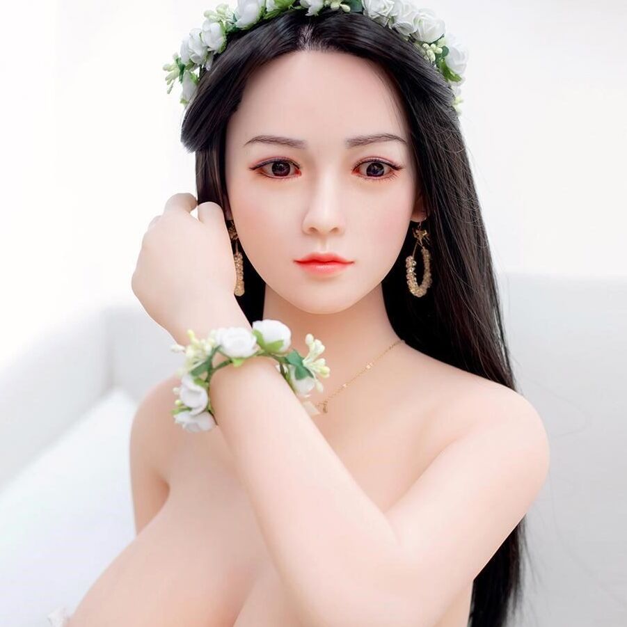 21P La muñeca sexual virgen de cabello oscuro Kalani muestra sus pechos monstruosos en poses sexys