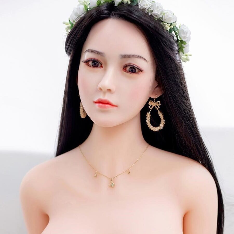 21P La muñeca sexual virgen de cabello oscuro Kalani muestra sus pechos monstruosos en poses sexys