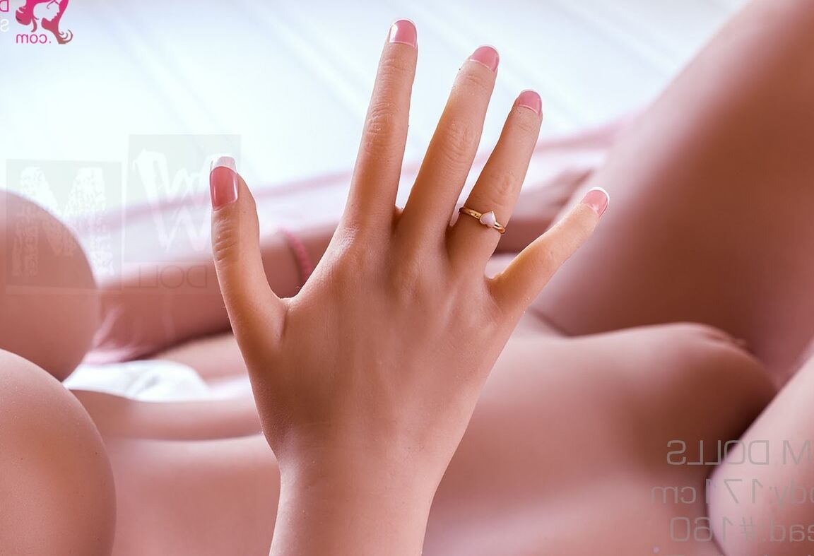 21P Boneca sexual de cabelo rosa Monique exibe seus melões com piercings e buceta gostosa