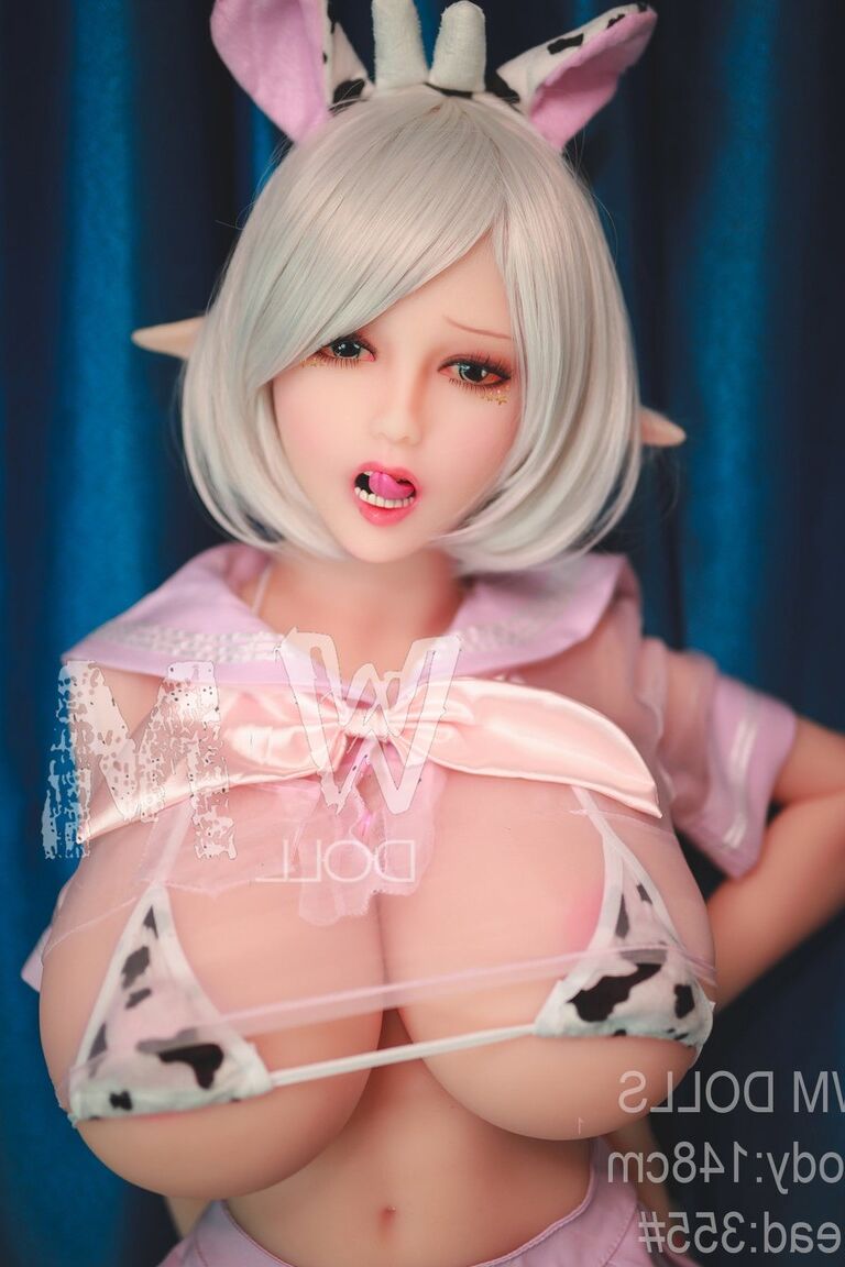21P Pequena boneca sexual Bessie brincando com seus peitos enormes e mamilos grandes e duros