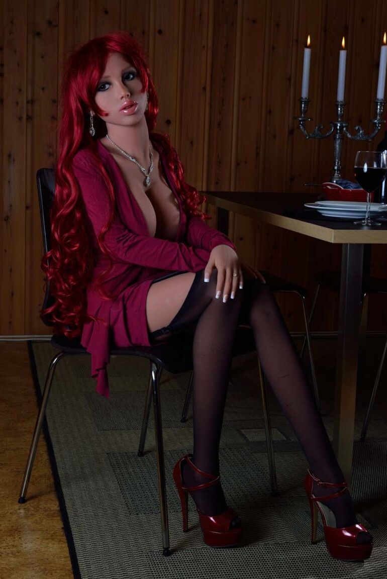 21P Attraktive rothaarige Sexpuppe Ally zieht sich in einem Restaurant aus