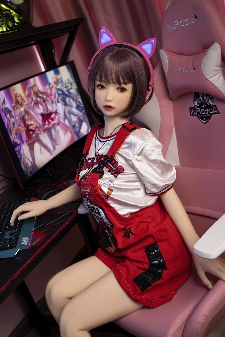 21P La muñeca sexual gamer morena Kumi posa desnuda y se toca el coño follable