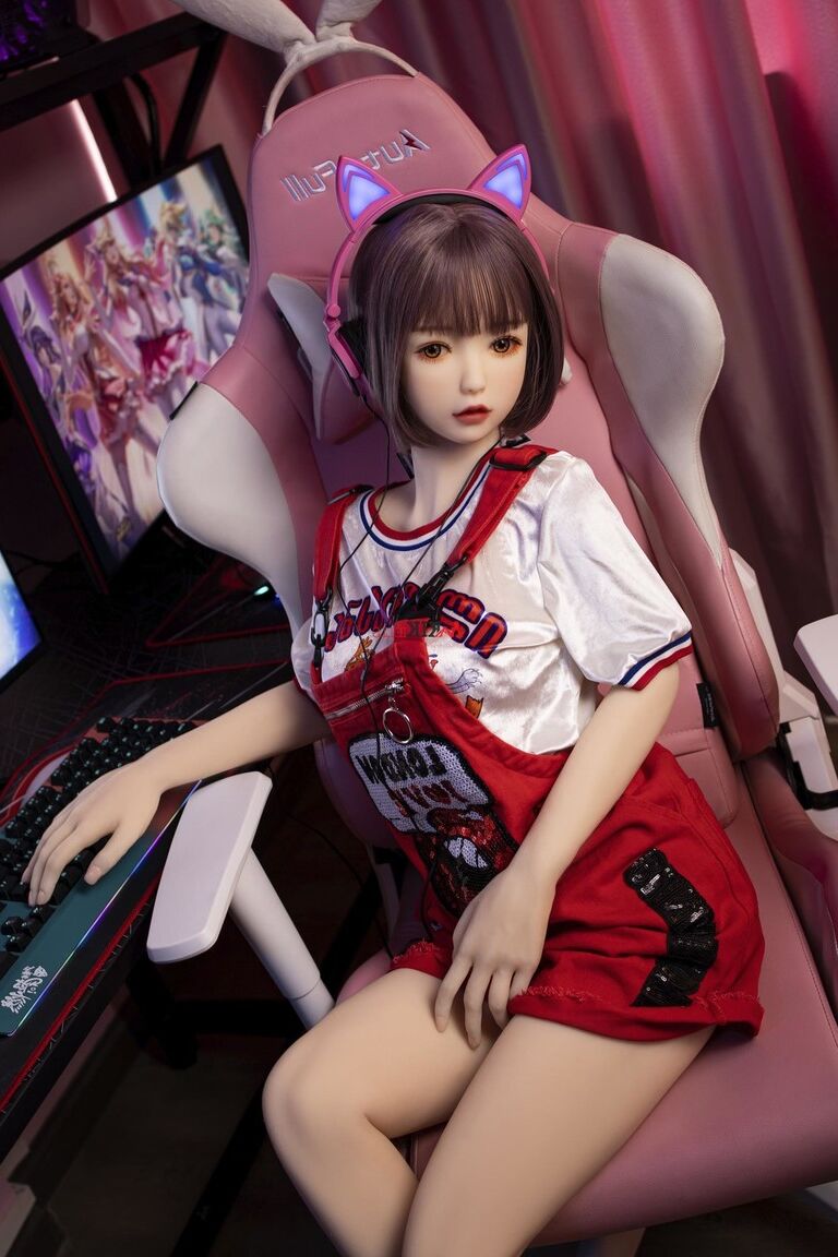 21P La muñeca sexual gamer morena Kumi posa desnuda y se toca el coño follable