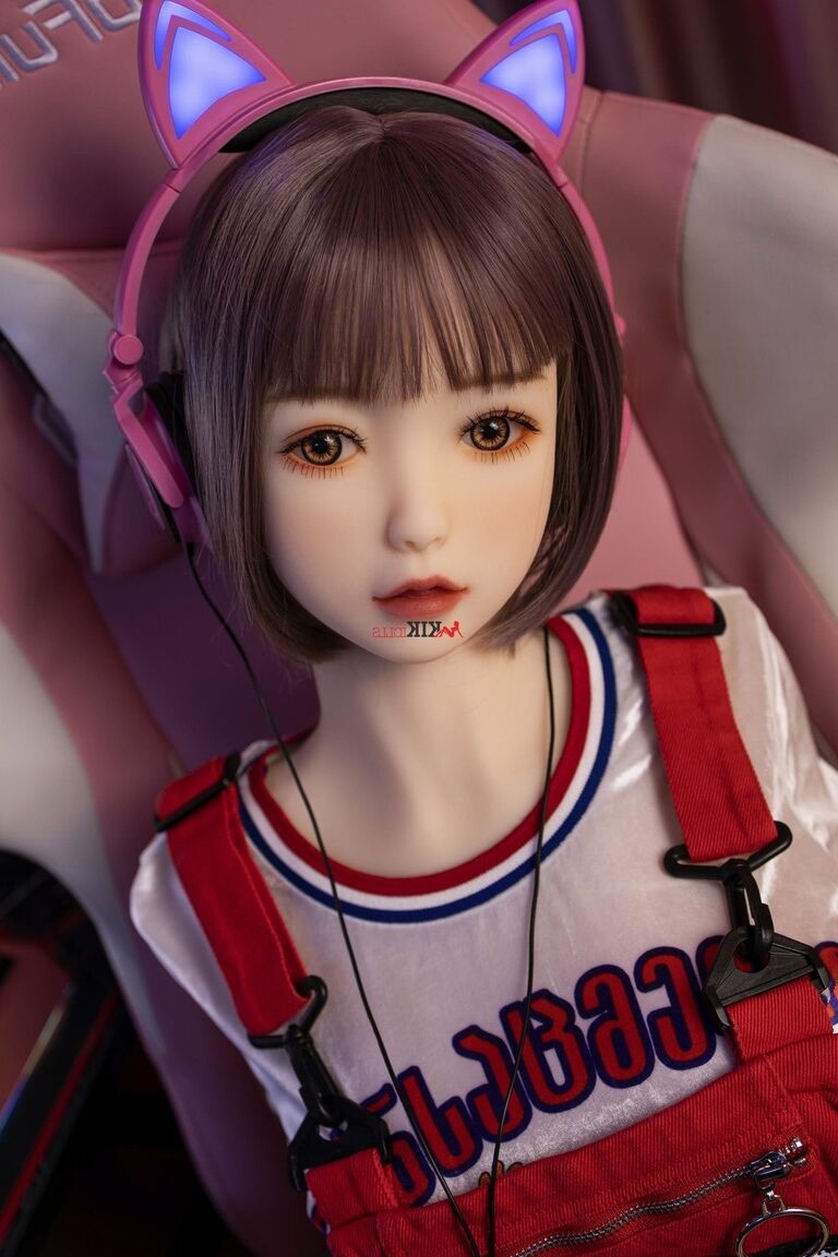 21P La muñeca sexual gamer morena Kumi posa desnuda y se toca el coño follable
