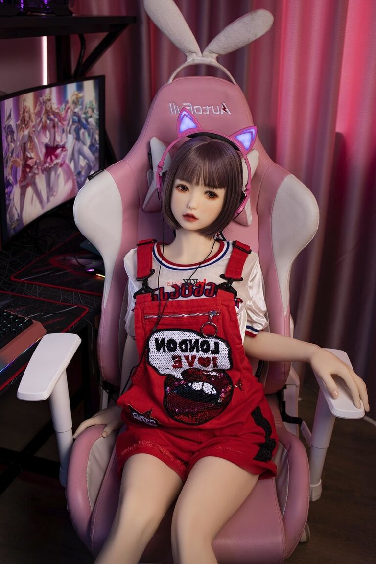 21P La muñeca sexual gamer morena Kumi posa desnuda y se toca el coño follable