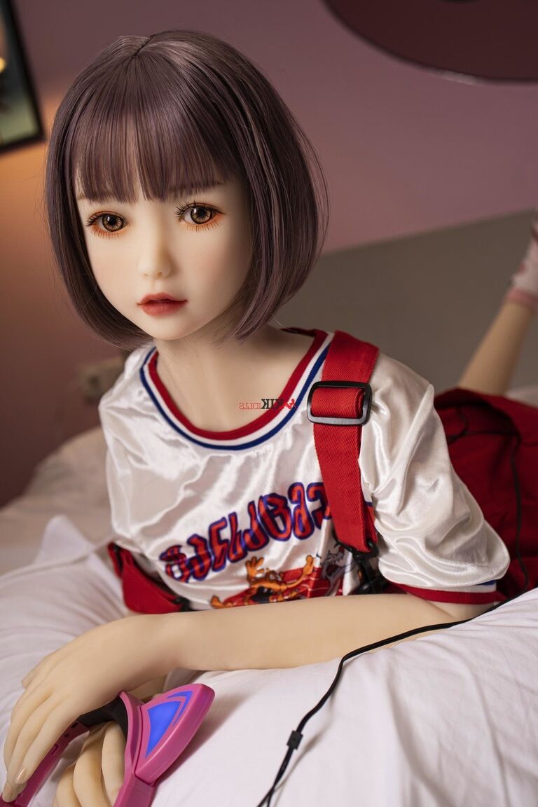 21P La muñeca sexual gamer morena Kumi posa desnuda y se toca el coño follable