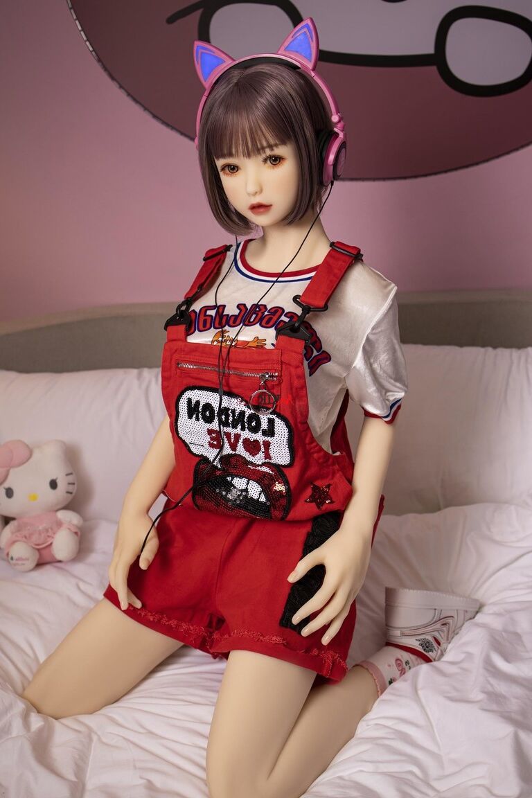 21P La muñeca sexual gamer morena Kumi posa desnuda y se toca el coño follable