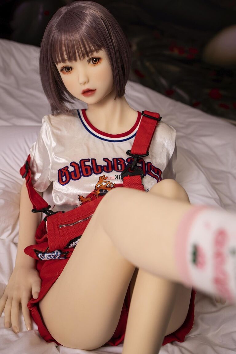 21P La muñeca sexual gamer morena Kumi posa desnuda y se toca el coño follable