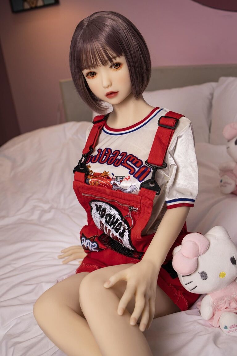 21P La muñeca sexual gamer morena Kumi posa desnuda y se toca el coño follable