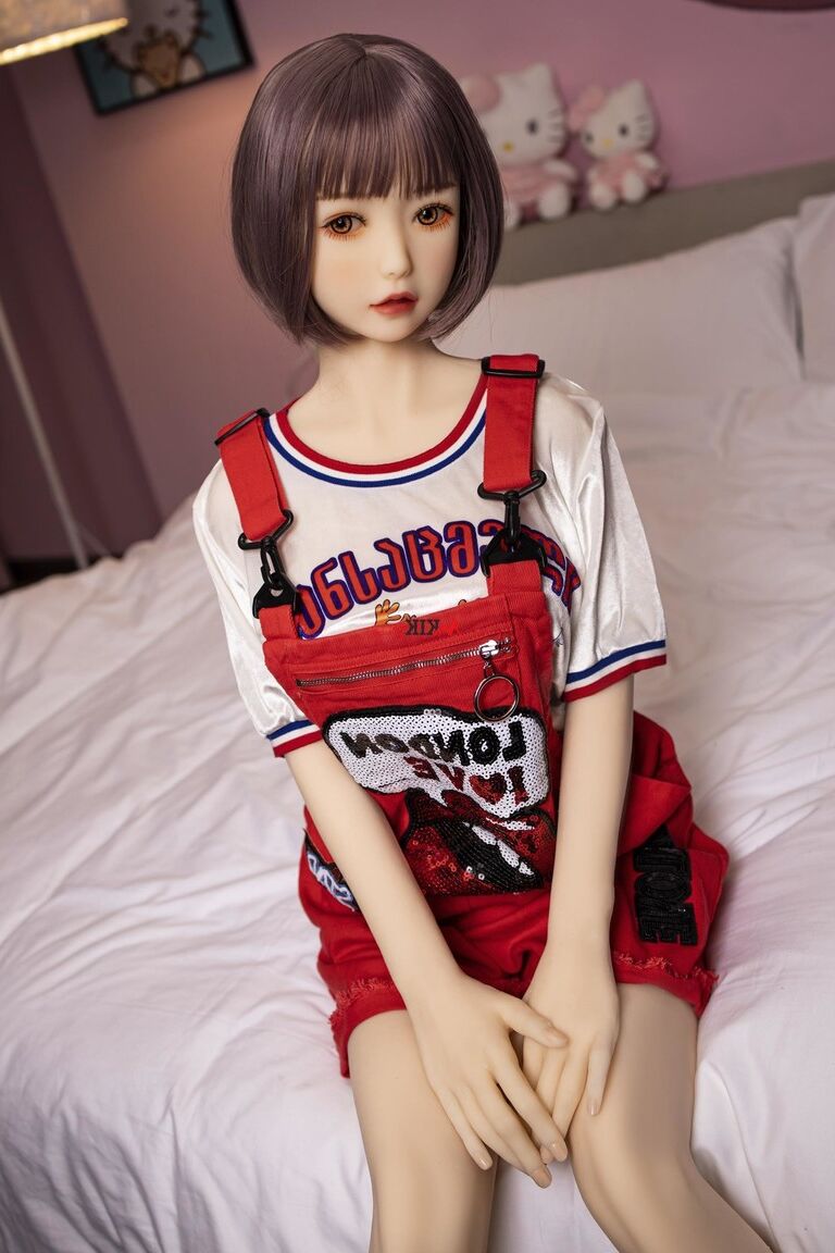 21P La muñeca sexual gamer morena Kumi posa desnuda y se toca el coño follable