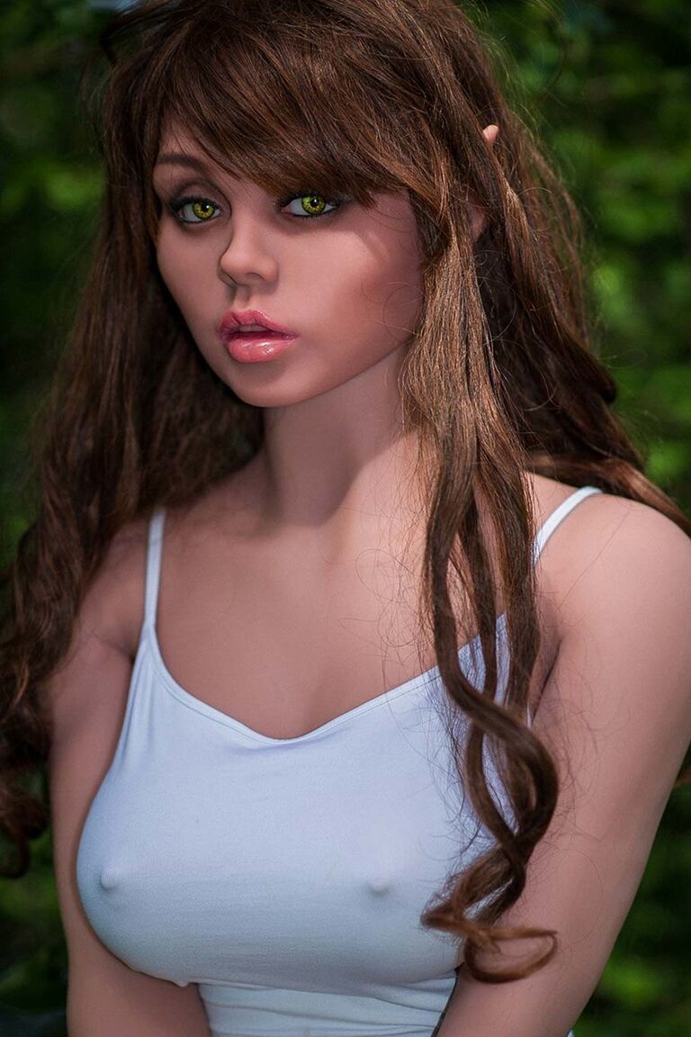21P La hermosa muñeca sexual Elf Sophie muestra sus pechos y posa en la naturaleza