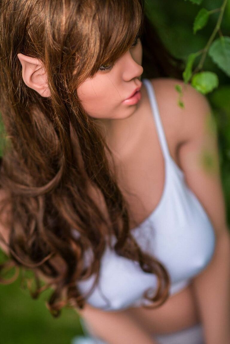 21P La hermosa muñeca sexual Elf Sophie muestra sus pechos y posa en la naturaleza