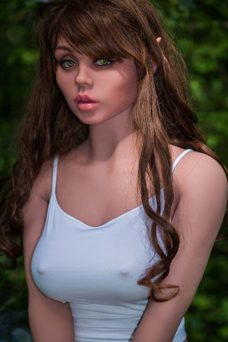 21P La hermosa muñeca sexual Elf Sophie muestra sus pechos y posa en la naturaleza
