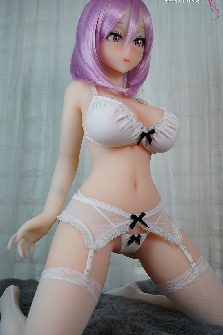 21P Boneca sexual de cabelos roxos e olhos grandes Akane B tira a roupa e mostra seu corpo curvilíneo